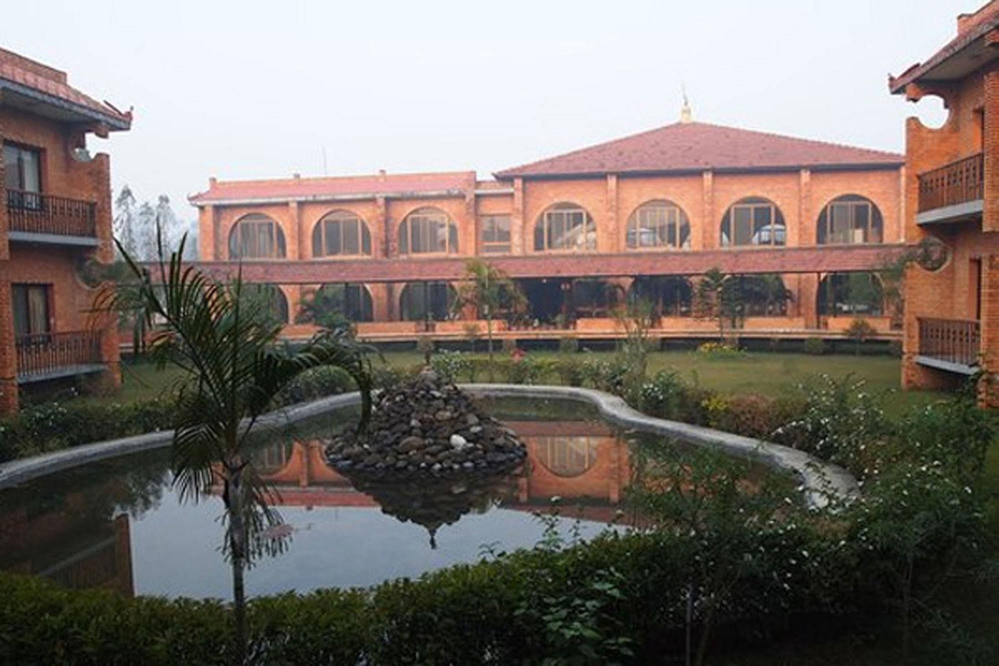 Hotel Lumbini Garden New Crystal Exteriér fotografie